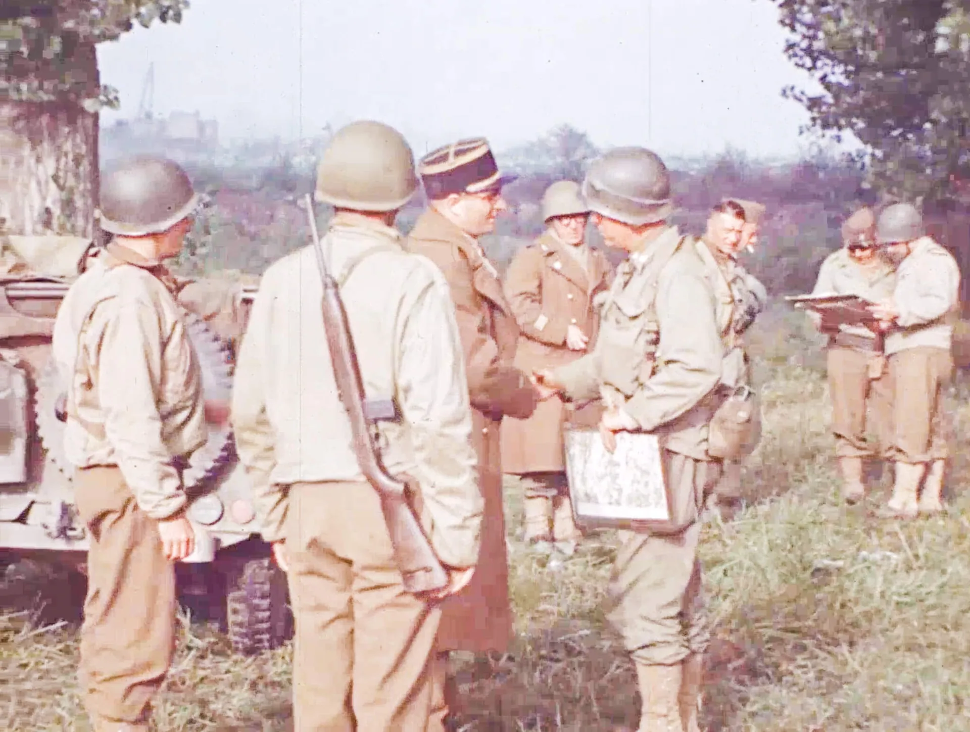 August 25. French, American and Allied troops meet in liberated Paris
Credit: Library of Congress, George Stevens, Jr. Collection
