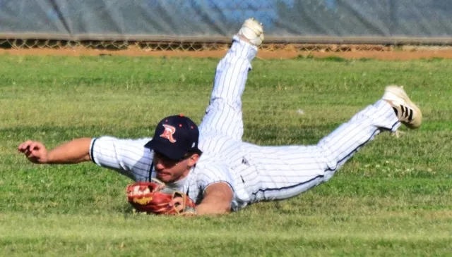Eastvale Roosevelt’s Dominic Diaz made a diving catch in left field for an out against El Rancho during the Mustangs’ 2 – 1 loss to the visiting Dons.