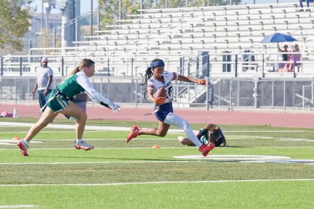 Roosevelt quarterback Peyton Wade #26 evades a pair of Lakeside defenders and running for the touchdown